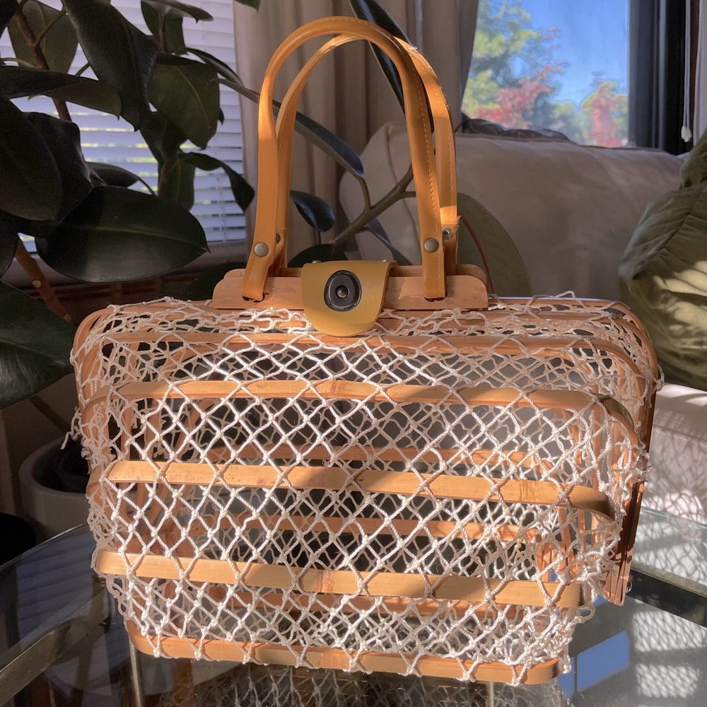 Vintage 1950s 1960s collapsible folding fishnet bamboo purse white yellow